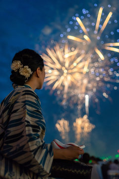 Mujer con yukata en un matsuri de verano