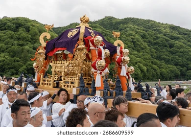 Procesión de mikoshi en un matsuri de verano japonés