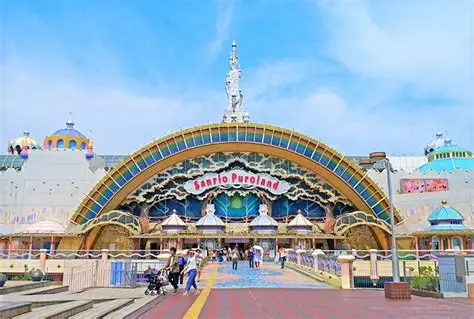 El Sanrio Puroland con decoración de Hello Kitty