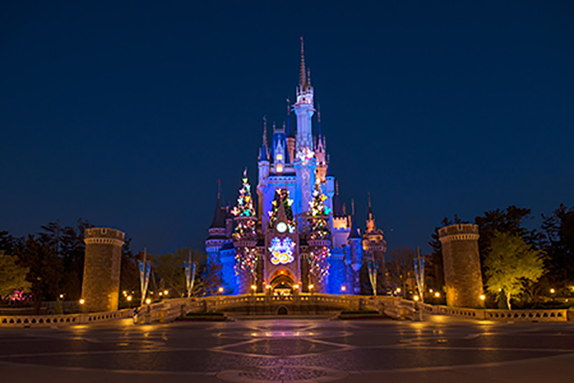 Castillo de la Cenicienta del Tokyo Disneyland iluminado de noche