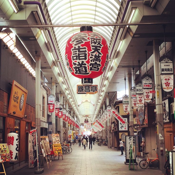 Arcada cubierta de Tenjinbashisuji con compradores y tiendas a ambos lados