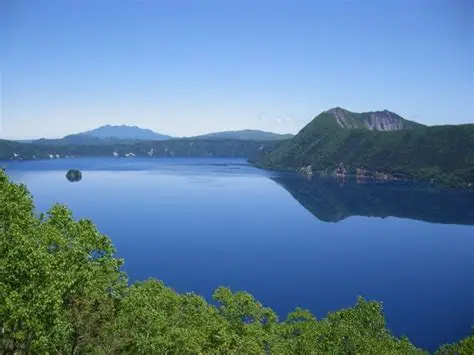 Lago Mashu con sus aguas azul cobalto y sin orillas accesibles
