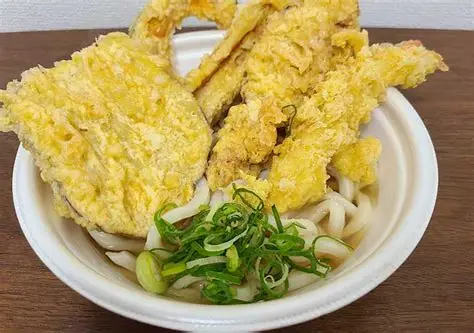 Cuenco de udon de Marugame Seimen con tempura y caldo dashi transparente