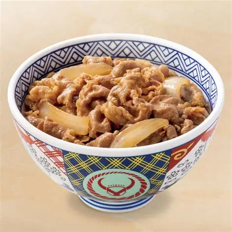 Cuenco de gyudon de Yoshinoya con cebolla y ternera sobre arroz