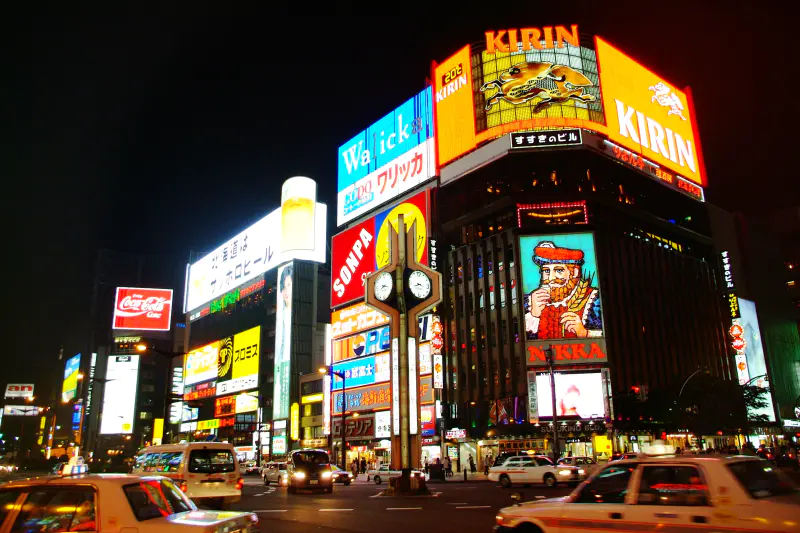 Susukino de Sapporo con neon reflejado