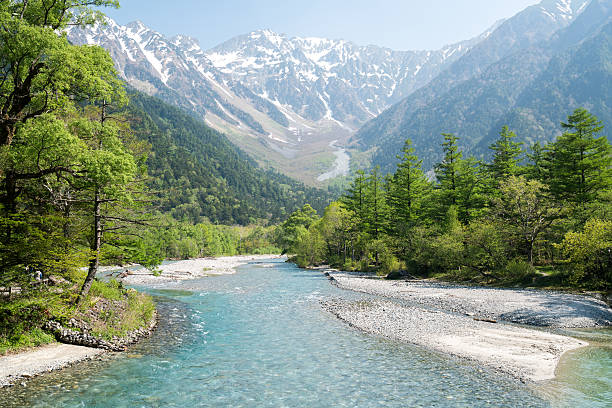 Valle de Kamikochi con el río Azusa y los Alpes japoneses nevados al fondo