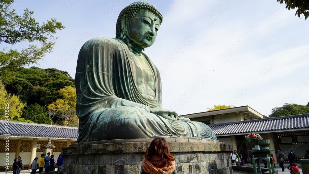 Gran Buda de Kamakura al aire libre entre árboles con visitantes