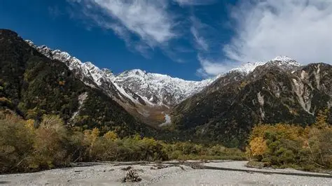Macizo del Hotakadake con sus paredes de granito sobre el valle de Kamikochi