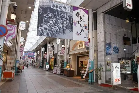 Entrada histórica de Kawabata Shotengai en Hakata con letreros tradicionales