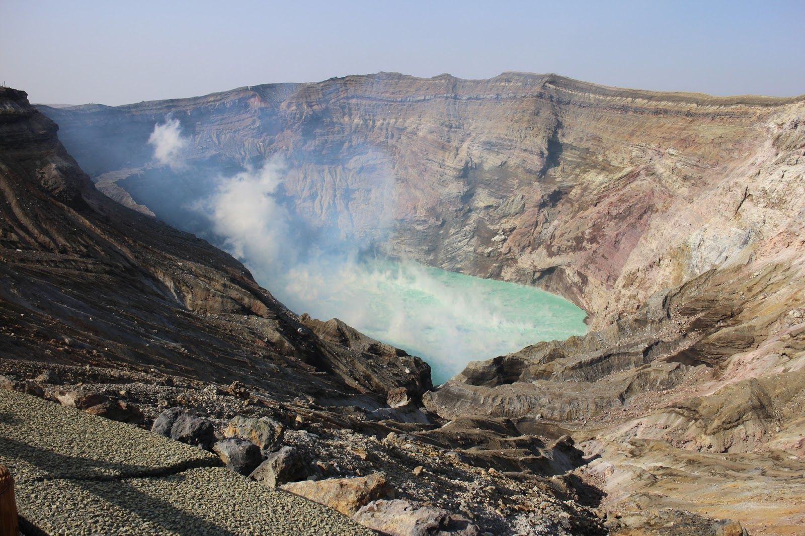 Cráter Nakadake del Monte Aso con el lago de lava turquesa y columnas de dióxido de azufre
