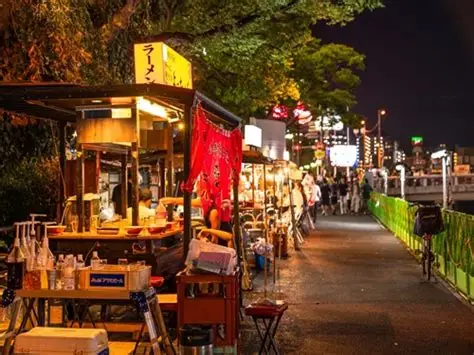 Yatai callejeros de Fukuoka de noche a orillas del río Naka