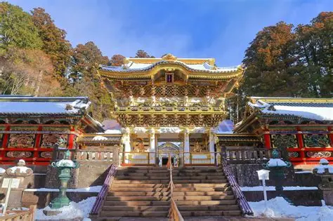 Puerta Yomeimon del Toshogu de Nikko con tallas doradas entre cedros milenarios
