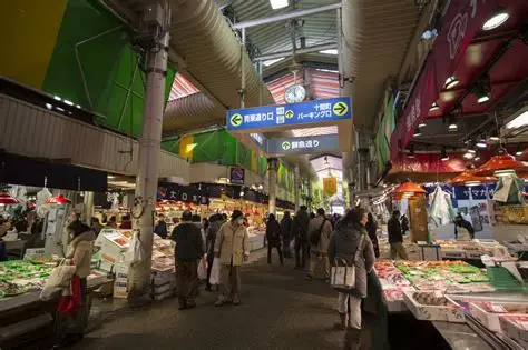 Interior del mercado Omicho de Kanazawa con cangrejos gigantes y vendedores