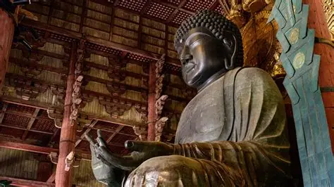Gran Buda del Todaiji de Nara con visitantes que dan escala al tamaño