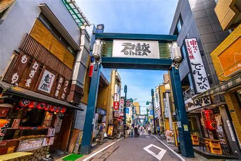 Togoshi Ginza con su arco de entrada y compradores locales