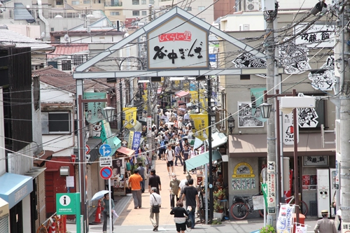 Calle de Yanaka Ginza con tiendas tradicionales y gatos callejeros