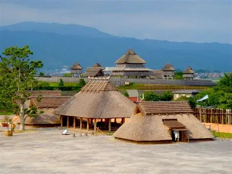 Reconstrucción del asentamiento Yayoi de Yoshinogari con casas de paja elevadas y torre de vigilancia